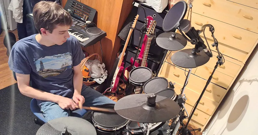 Gabriel qui joue de la batterie