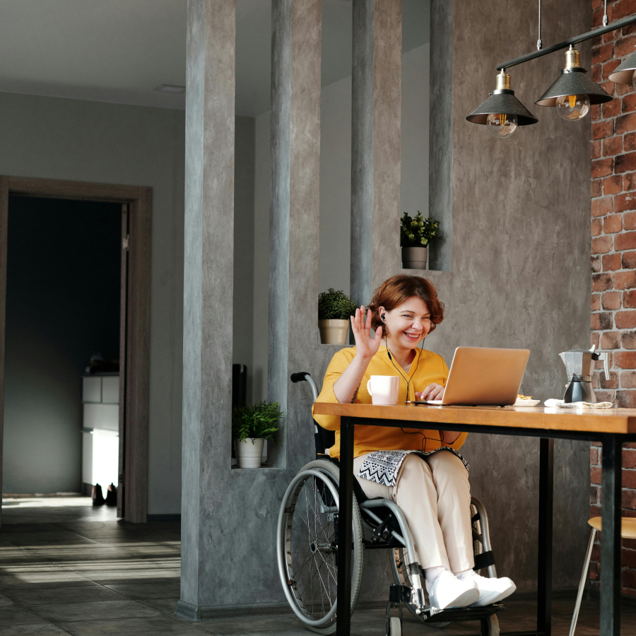 Une personne handicapée utilisant 'InclusiCode' pour accéder à des outils